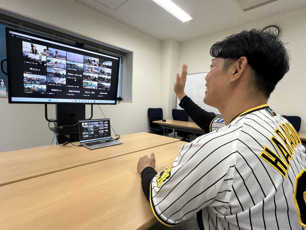 「道徳講演会」で埼玉県寄居町の小・中学生とオンラインで交流する阪神原口（球団提供）