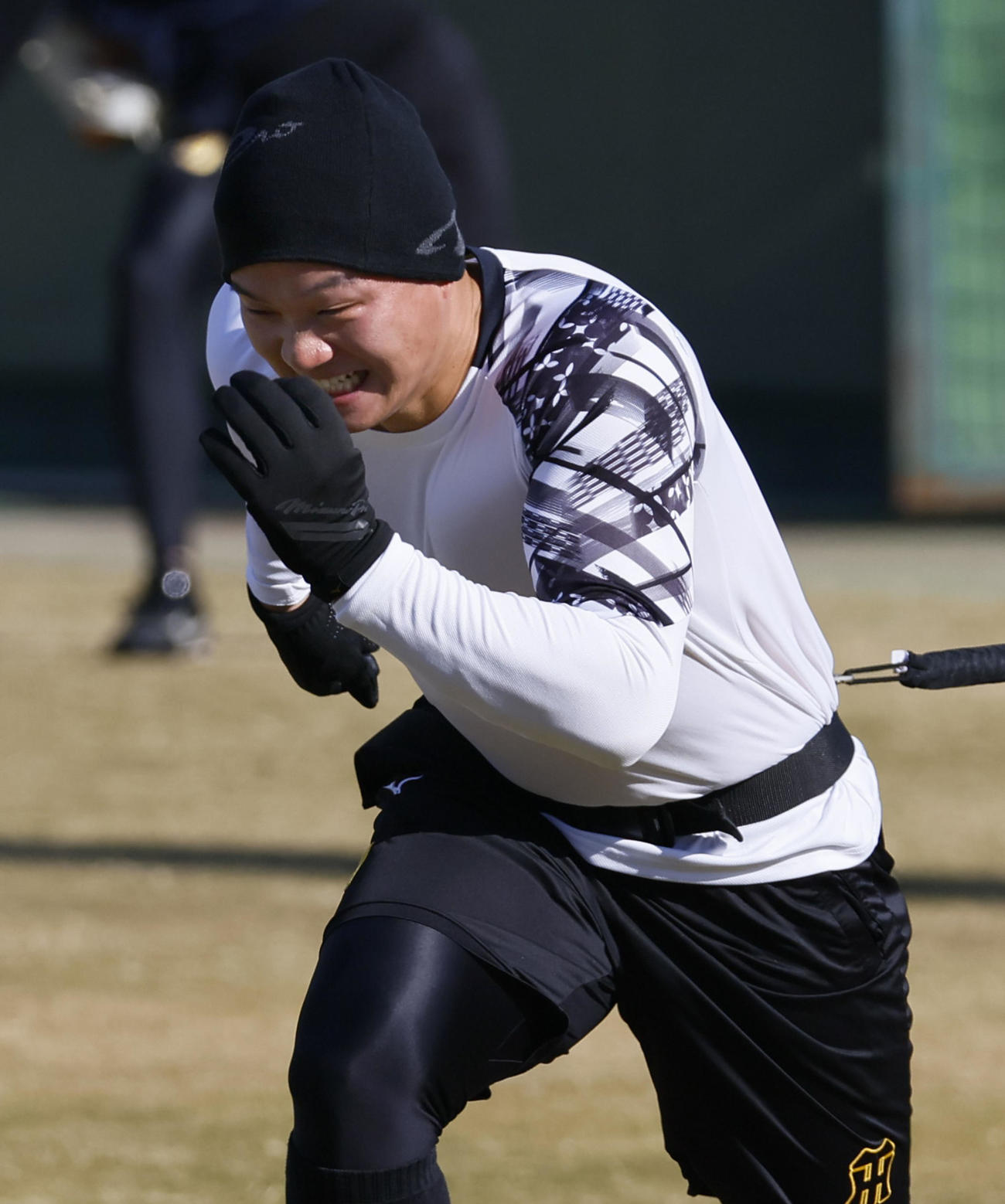 トレーニングで苦しそうな表情を見せる阪神森下（撮影・藤尾明華）