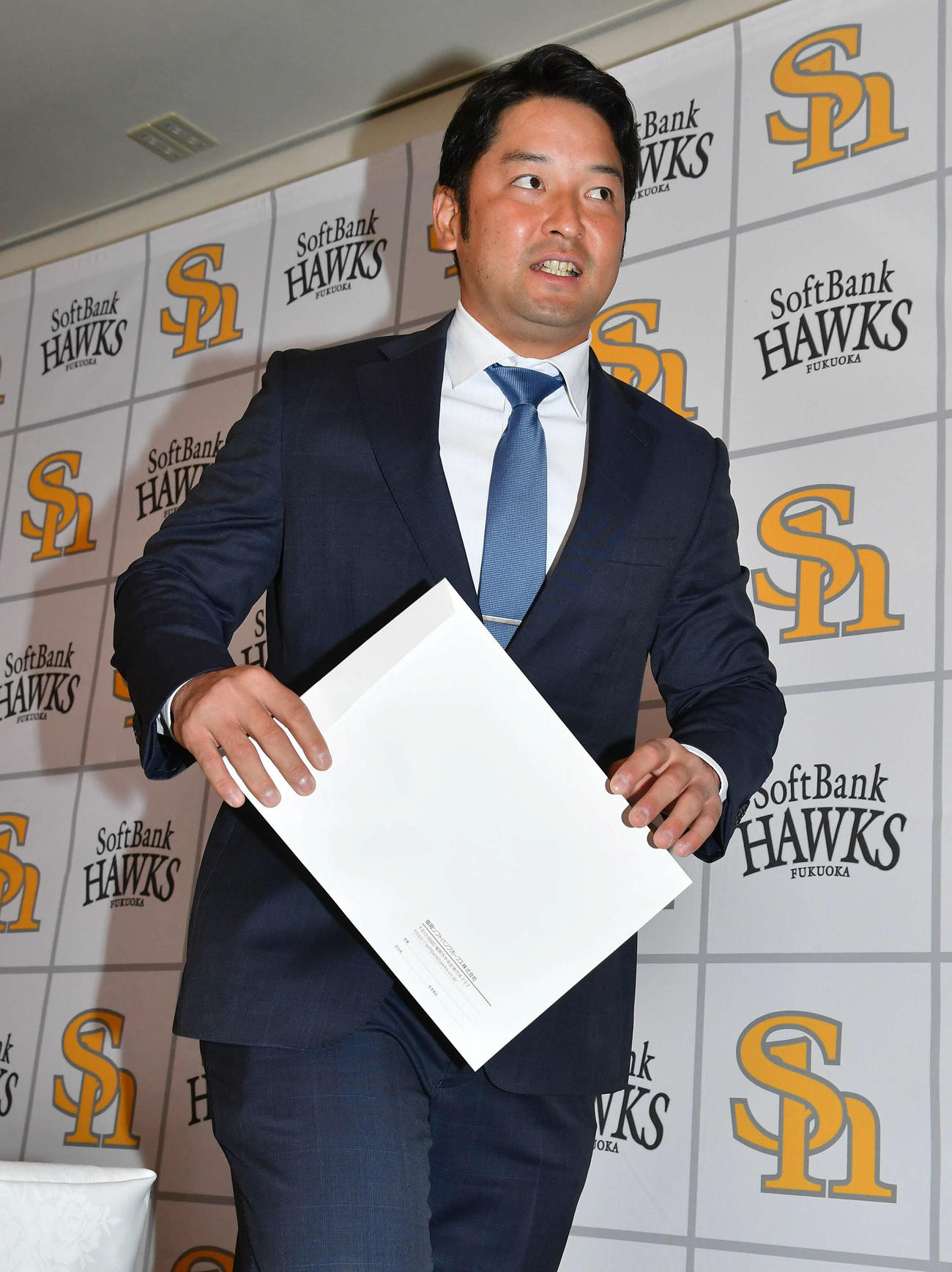 契約更改後の会見を終えて席を立つソフトバンク嶺井博希（撮影・岩下翔太）