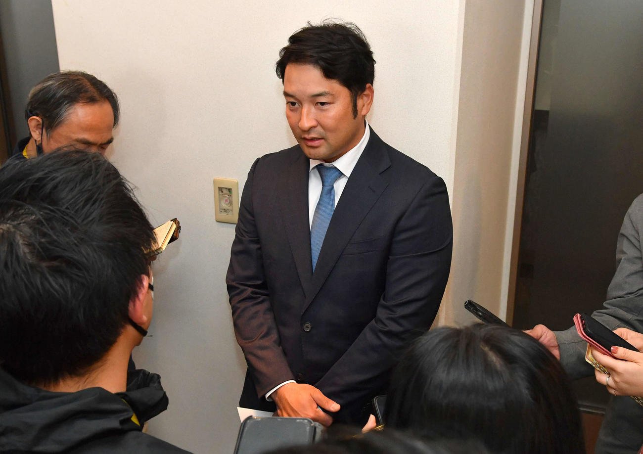 契約更改後の会見を終えて囲み取材を受けるソフトバンク嶺井博希（撮影・岩下翔太）