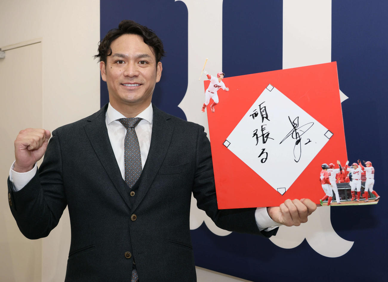2000万円増の推定5000万円で契約更改後、来季の活躍を誓う広島田中。（ボード内の写真は4月16日の同点満塁本塁打）（撮影・加藤孝規）