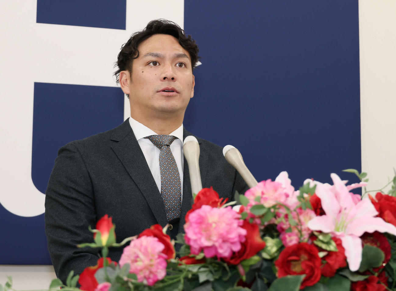 2000万円増の推定5000万円で契約更改し、会見する広島田中（撮影・加藤孝規）
