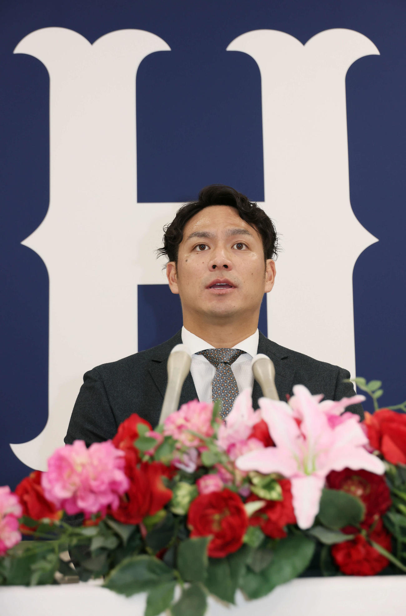 2000万円増の推定5000万円で契約更改し、会見する広島田中（撮影・加藤孝規）