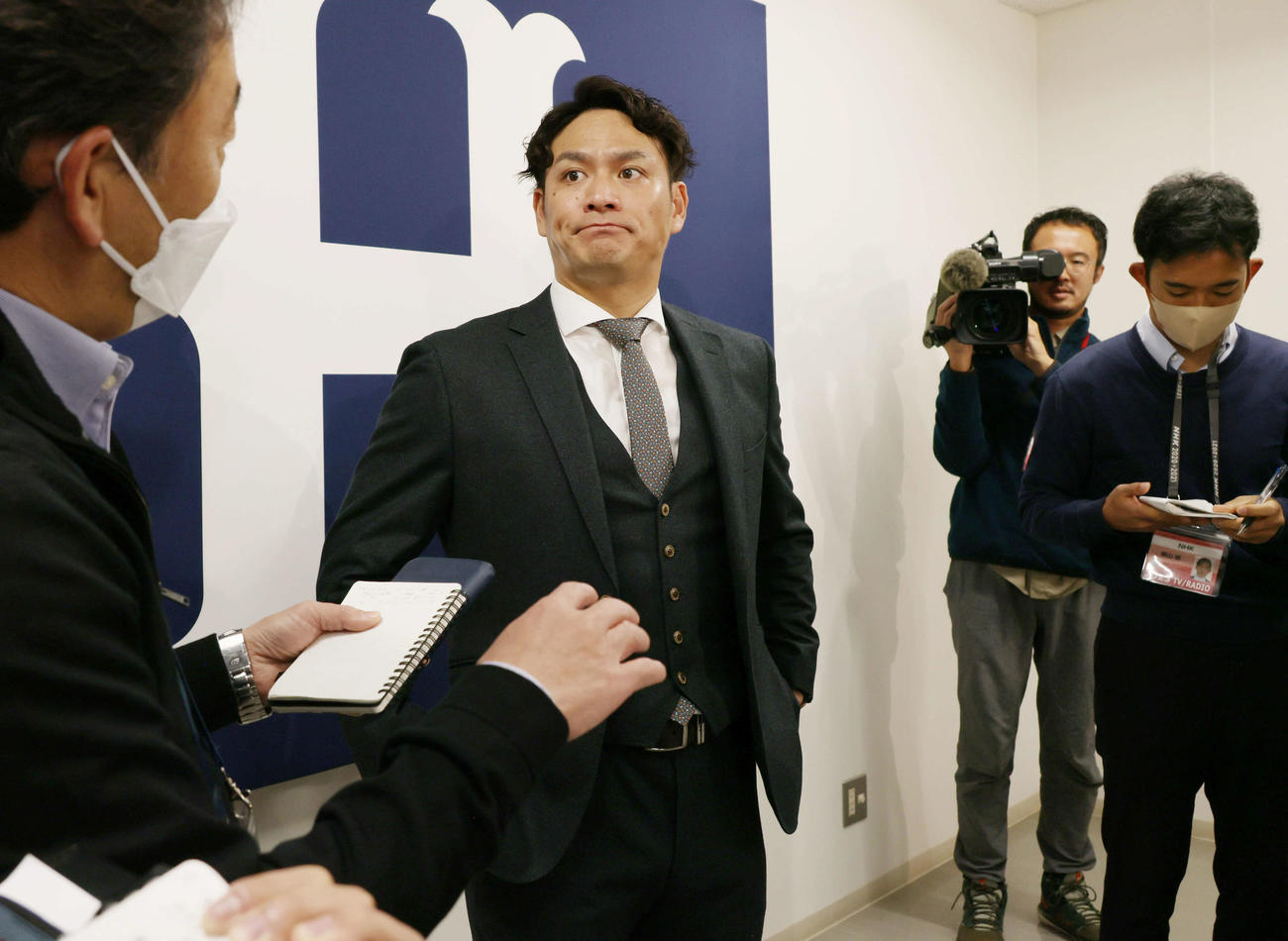 2000万円増の推定5000万円で契約更改、会見後の囲み取材にも応じる広島田中（撮影・加藤孝規）