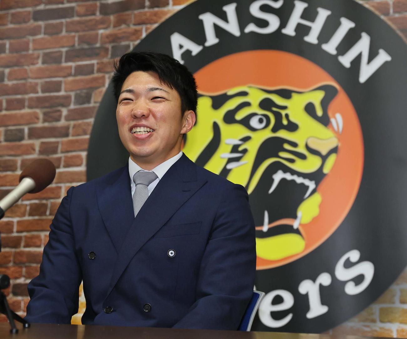 契約更改した石井は笑顔を見せる（撮影・上田博志）