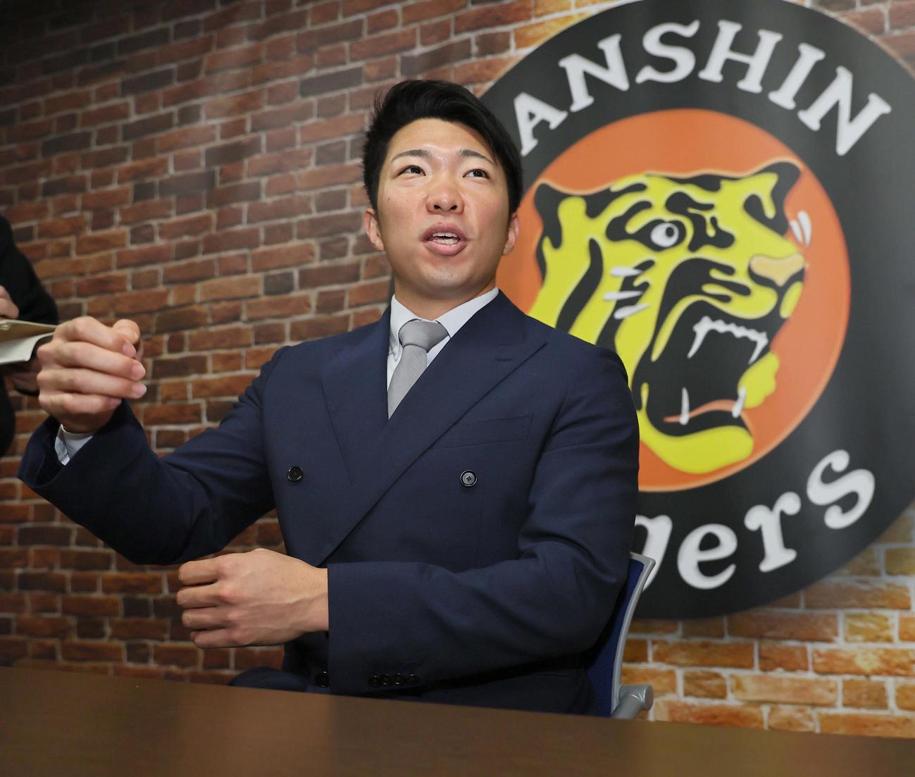契約更改した石井は記者の取材に応じる（撮影・上田博志）