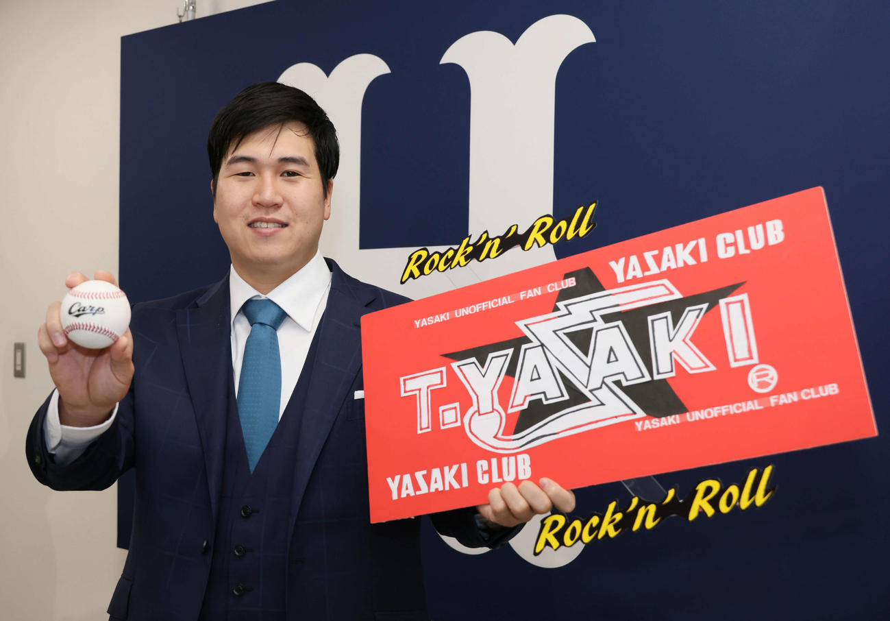 倍増の推定5600万円で契約更改した広島矢崎。矢沢永吉ファンの矢崎はロックなハートで来季のさらなる活躍を誓う（撮影・加藤孝規）
