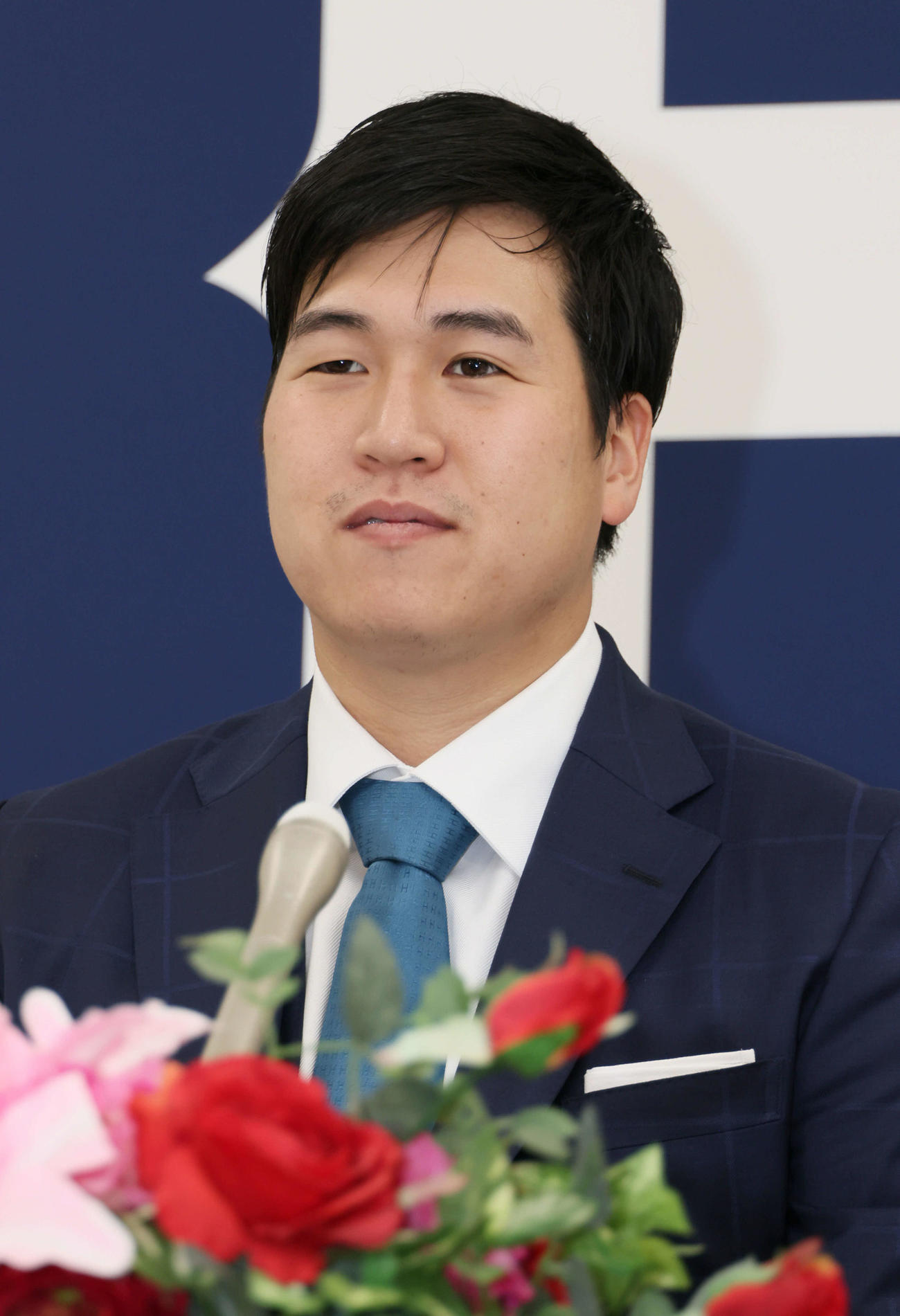 倍増の推定5600万円で契約更改し、会見する広島矢崎（撮影・加藤孝規）