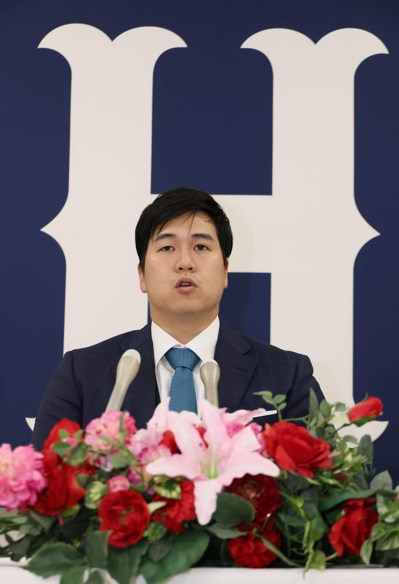 倍増の推定5600万円で契約更改し、会見する広島矢崎（撮影・加藤孝規）