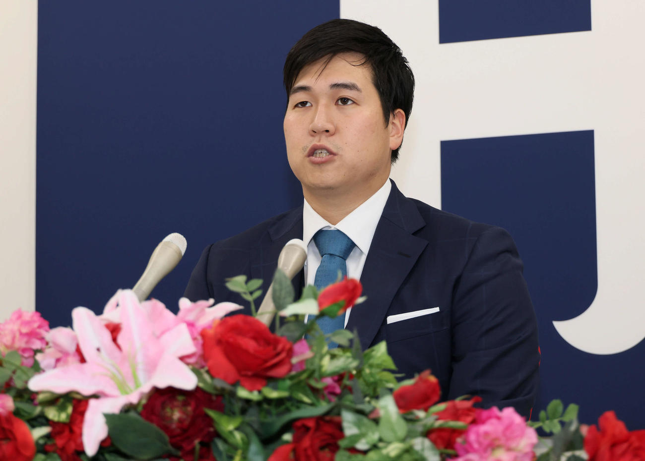 倍増の推定5600万円で契約更改し、会見する広島矢崎（撮影・加藤孝規）