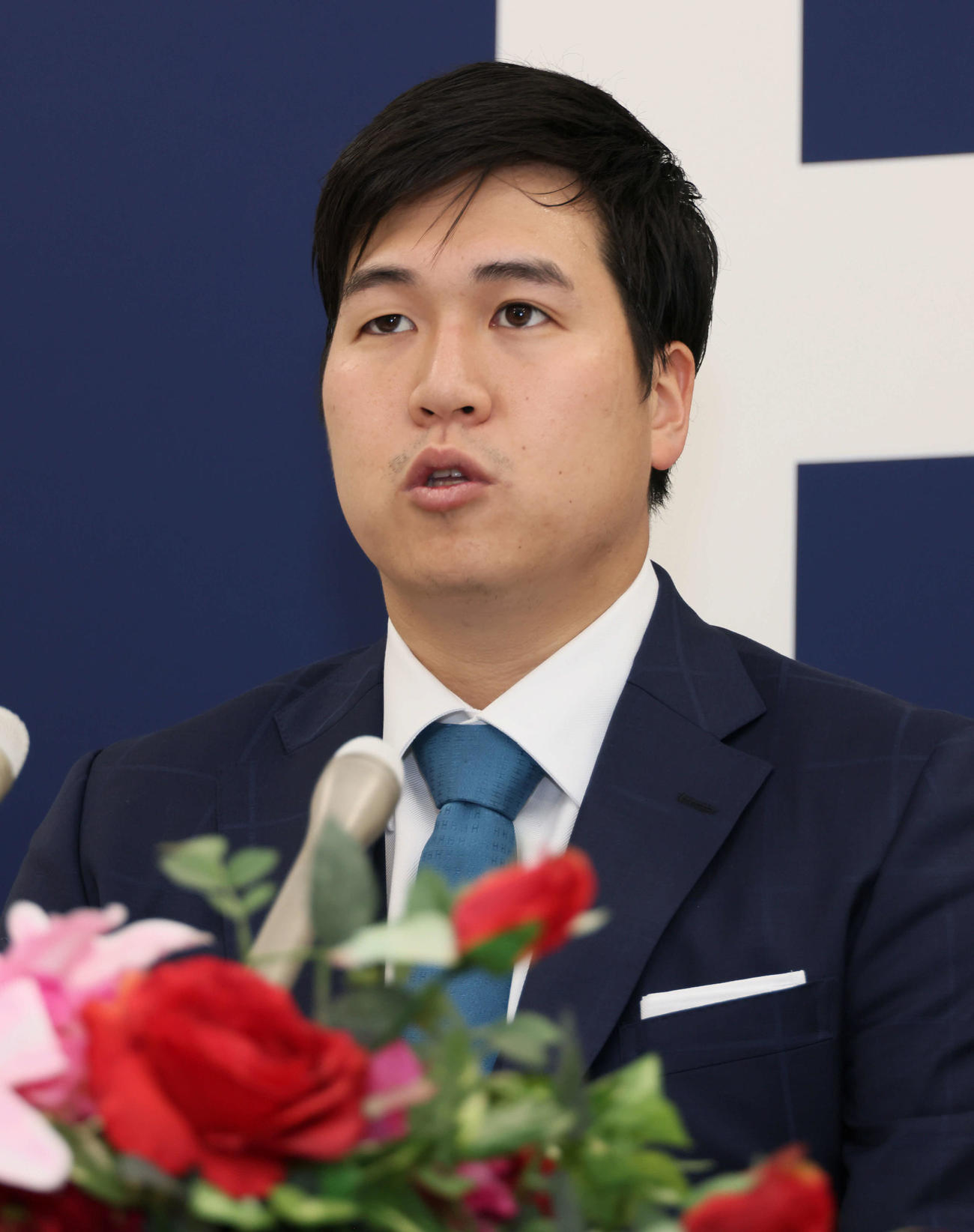 倍増の推定5600万円で契約更改し、会見する広島矢崎（撮影・加藤孝規）
