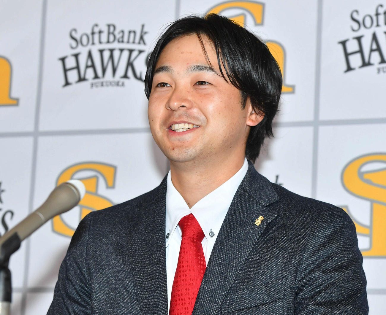 1000万円増で契約更改し、笑顔で会見を行うソフトバンク川瀬晃（撮影・岩下翔太）