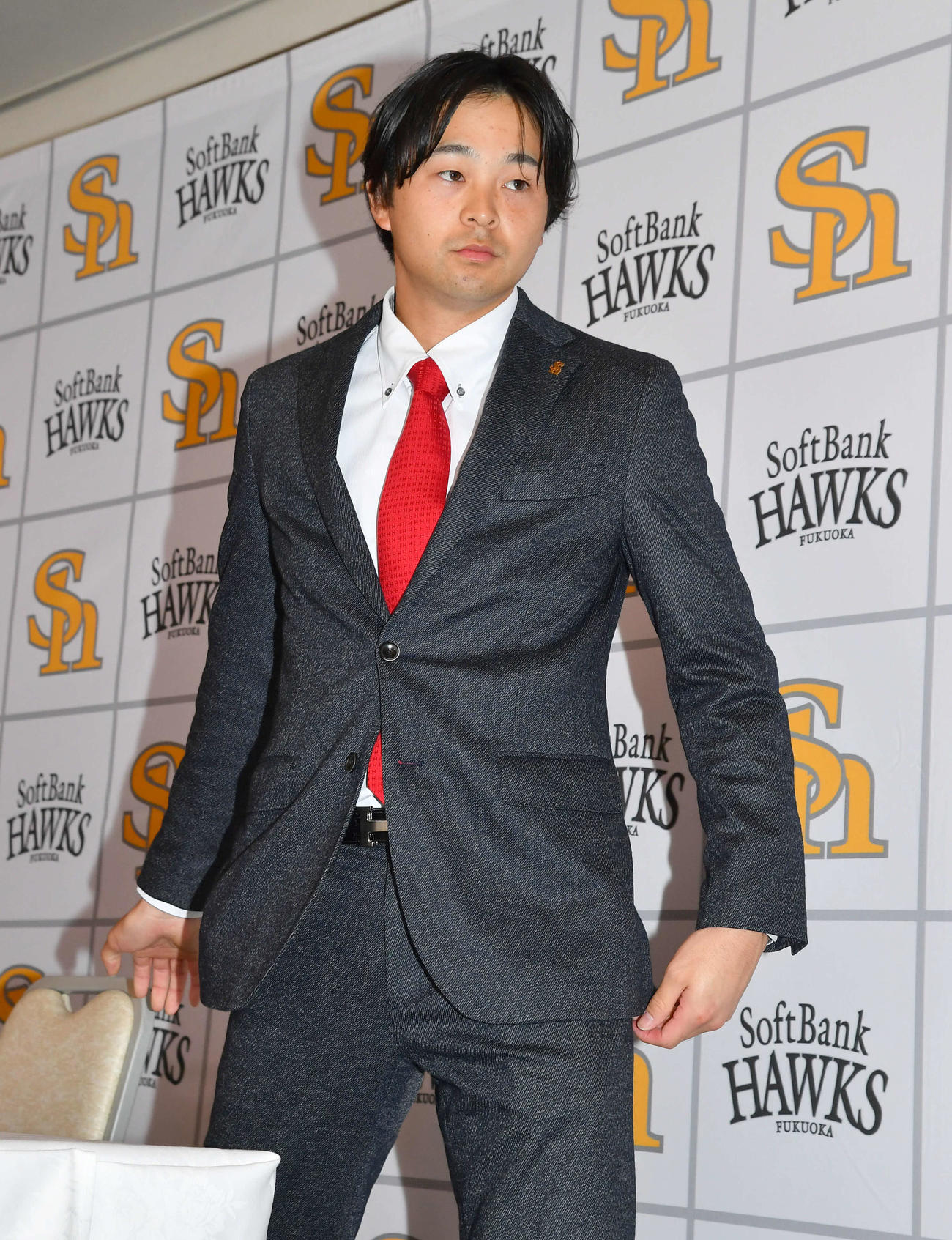 契約更改後の会見を終えて席を立つソフトバンク川瀬晃（撮影・岩下翔太）