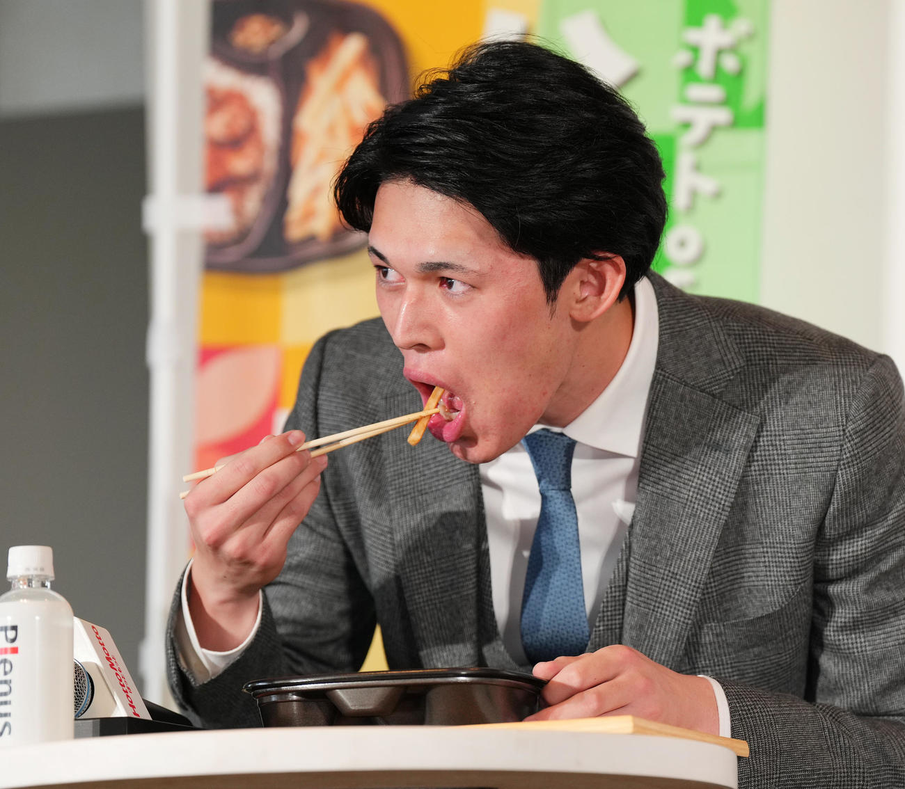 イベントで新商品のお弁当を試食するロッテ佐々木朗（撮影・菅敏）