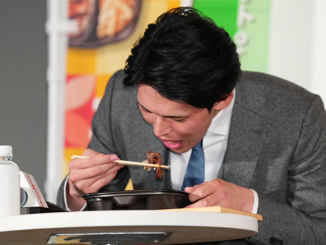 イベントで新商品のお弁当を試食するロッテ佐々木朗（撮影・菅敏）