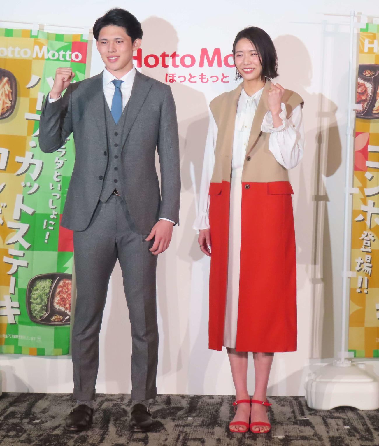 「ほっともっと」新商品発表会に登壇したロッテ佐々木朗（左）とバレーボール女子日本代表の古賀（撮影・佐瀬百合子）