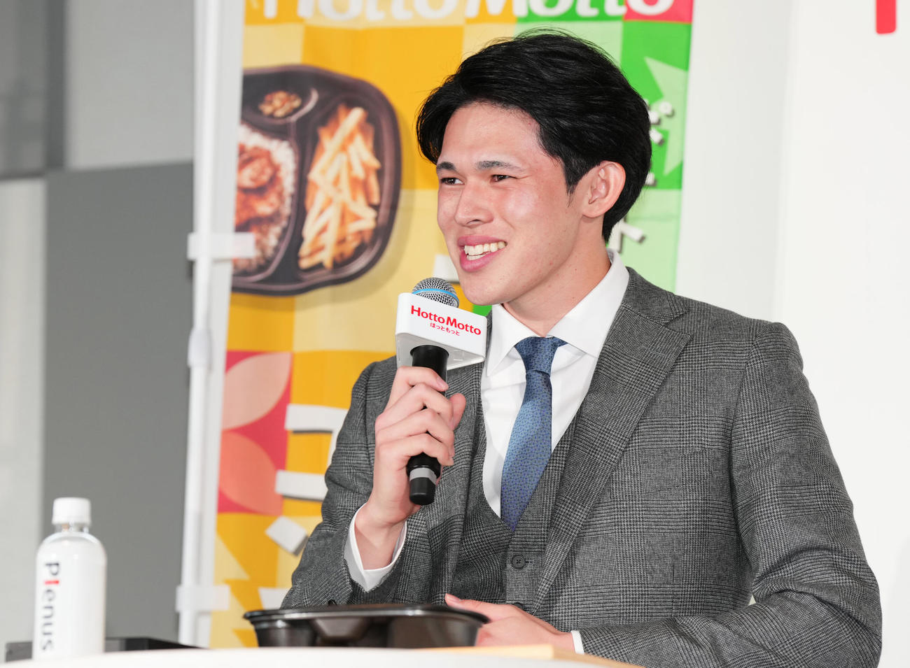 イベントで新商品のお弁当を試食し、笑顔でコメントするロッテ佐々木朗（撮影・菅敏）