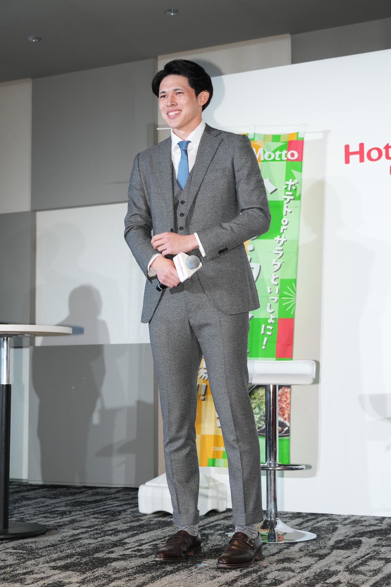 イベントにスーツ姿で登場するロッテ佐々木朗（撮影・菅敏）