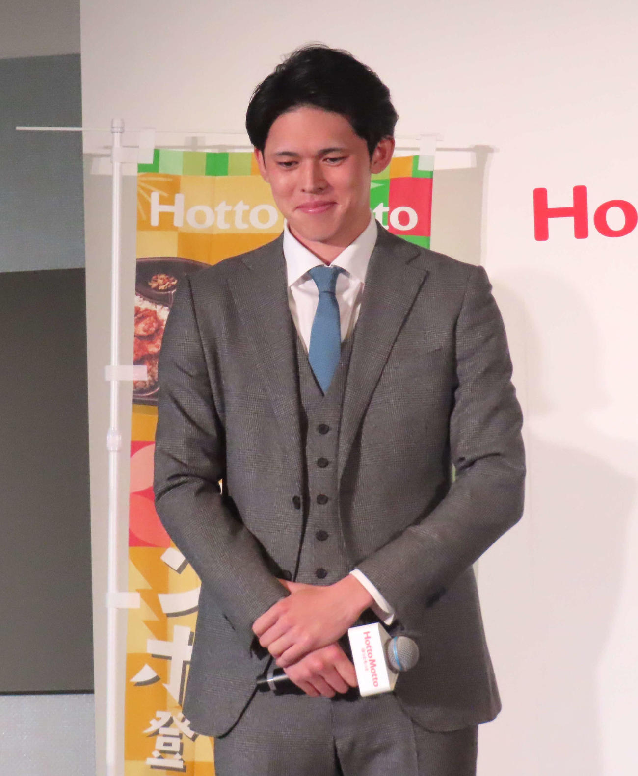 「ほっともっと」新商品発表会で大勢のカメラを前に、緊張の表情を見せるロッテ佐々木朗（撮影・佐瀬百合子）