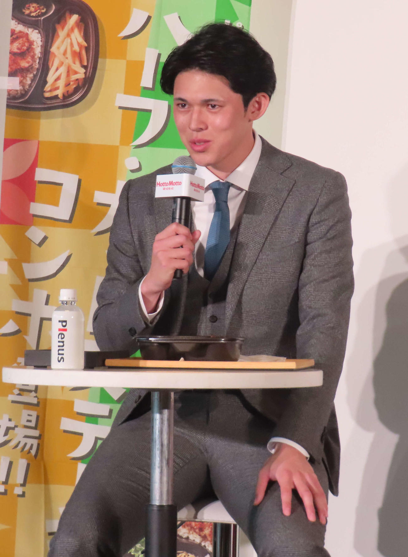 「ほっともっと」新商品発表会で試食後に感想を述べるロッテ佐々木朗（撮影・佐瀬百合子）