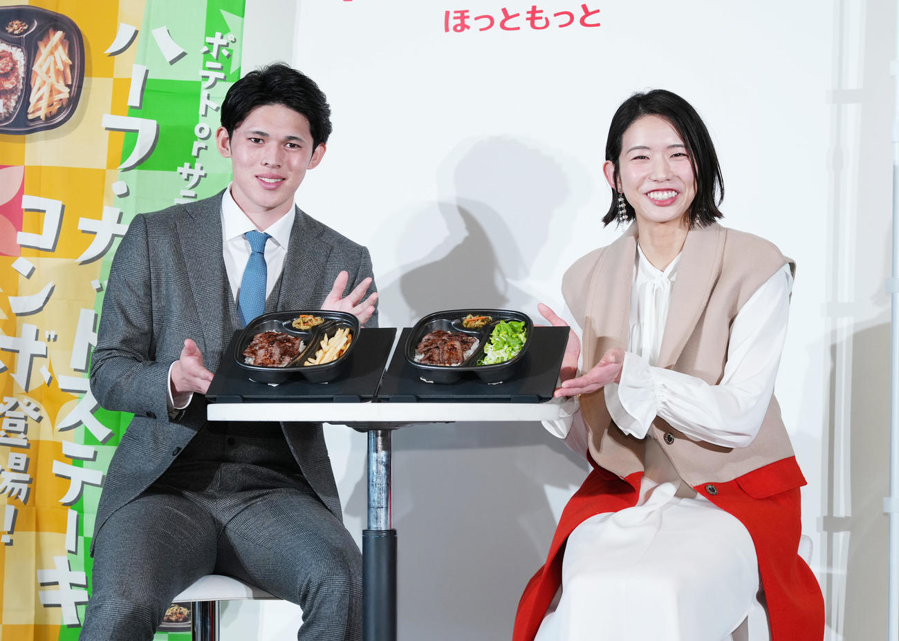 イベントで新商品のお弁当を前に女子バレーボールの古賀紗理那（右）と記念写真に納まるロッテ佐々木朗（撮影・菅敏）