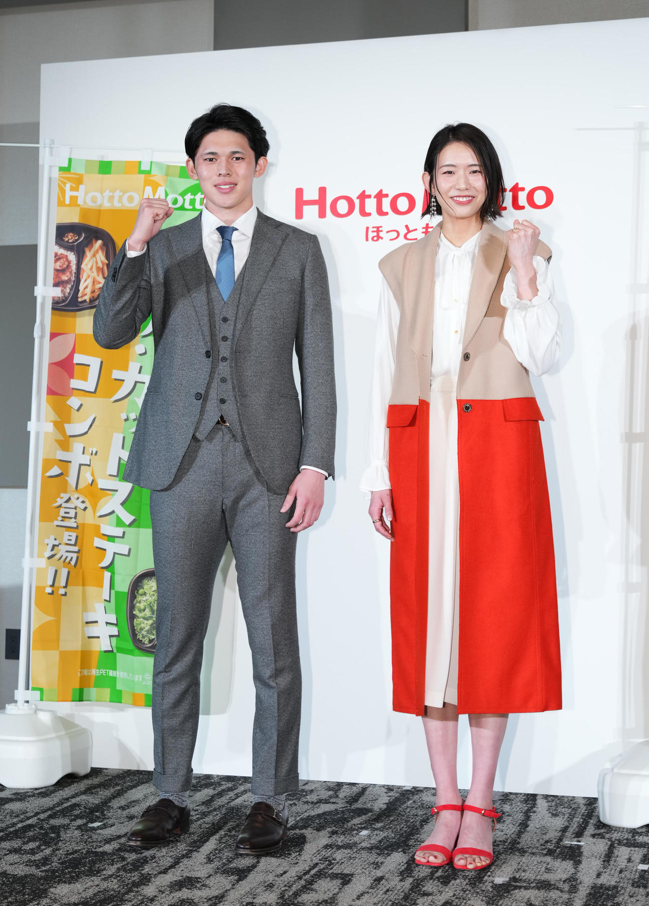 イベントに参加し、女子バレーボールの古賀（右）と記念写真に納まるロッテ佐々木朗（撮影・菅敏）