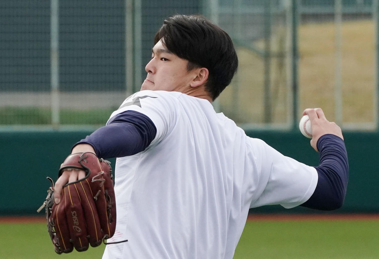 用具提供を受けるアシックス社の撮影に臨みキャッチボールをする石川昂（撮影・森本幸一）