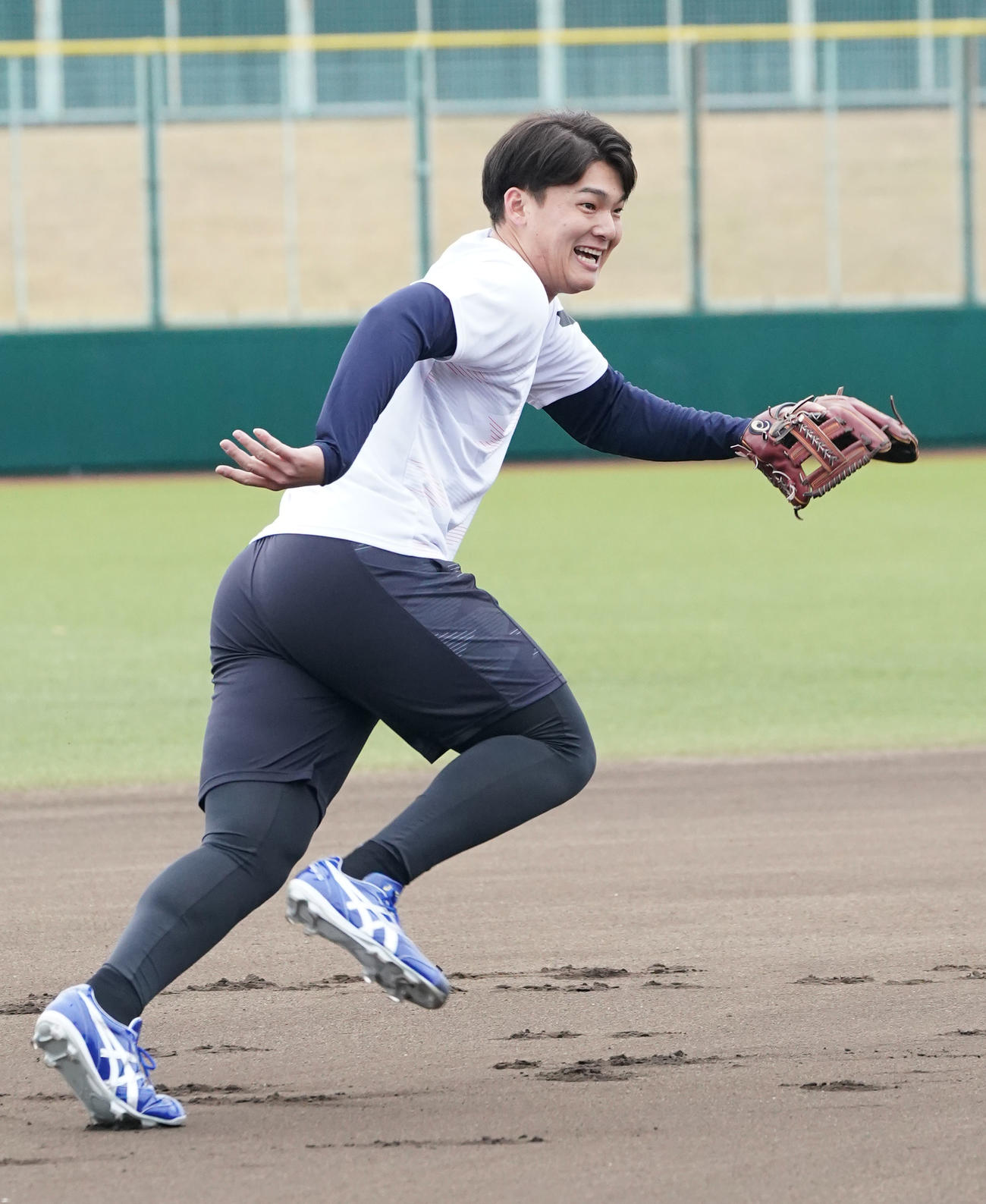 用具提供を受けるアシックス社の撮影に臨みノックを受ける石川昂（撮影・森本幸一）