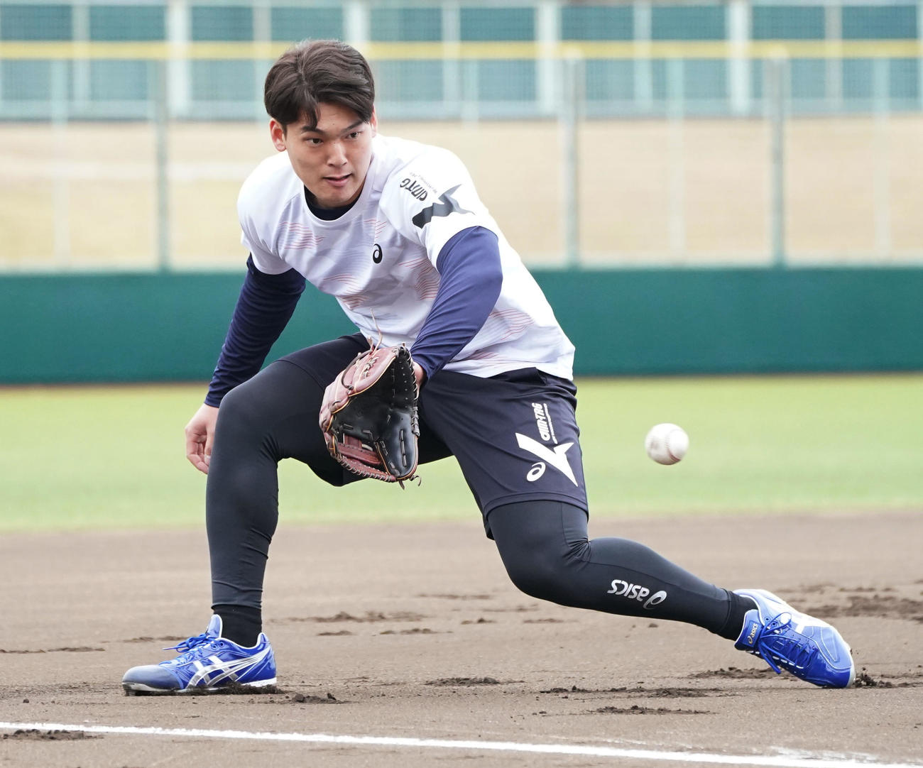 用具提供を受けるアシックス社の撮影に臨みノックを受ける石川昂（撮影・森本幸一）