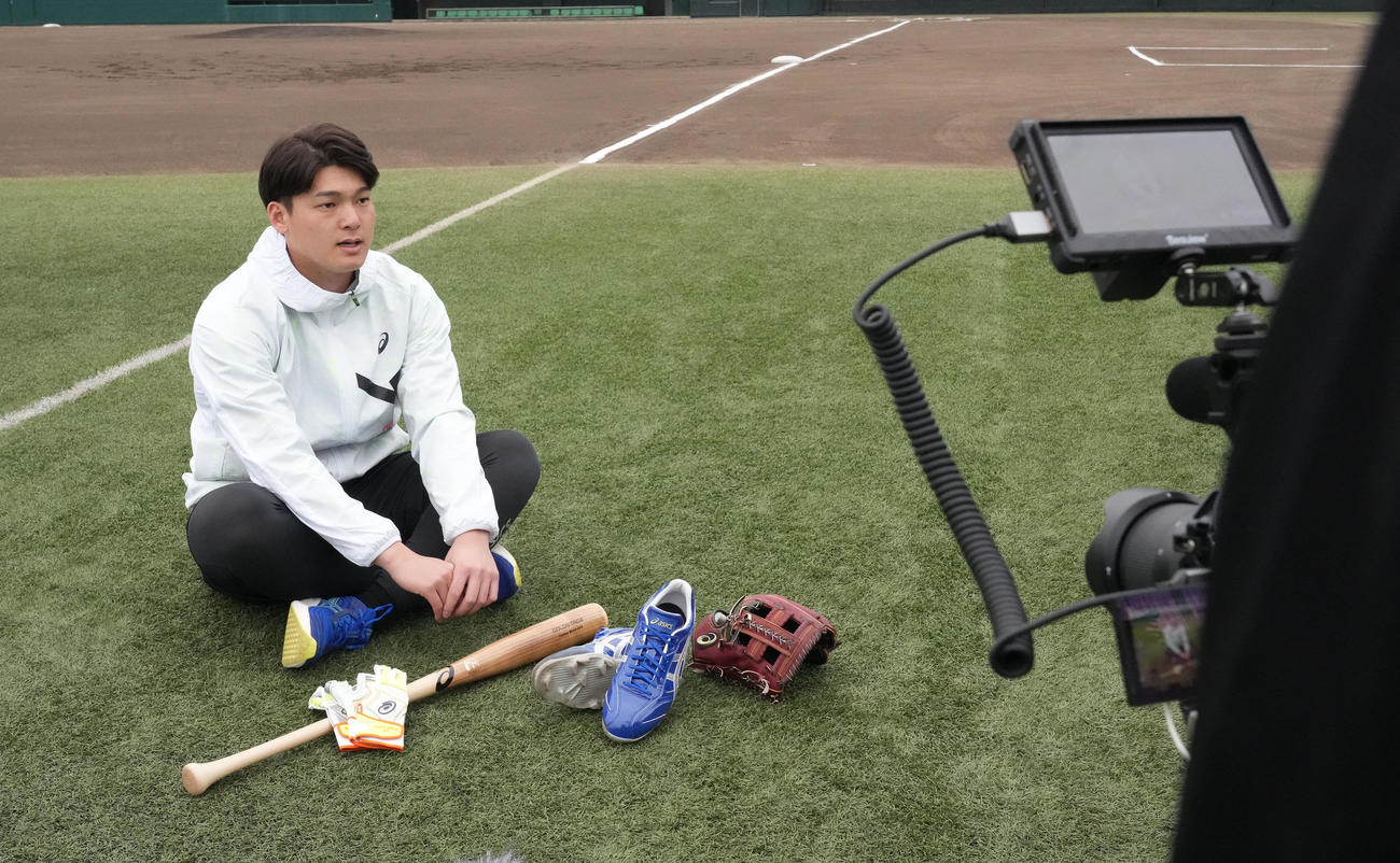 用具提供を受けるアシックス社の撮影に臨む石川昂（撮影・森本幸一）