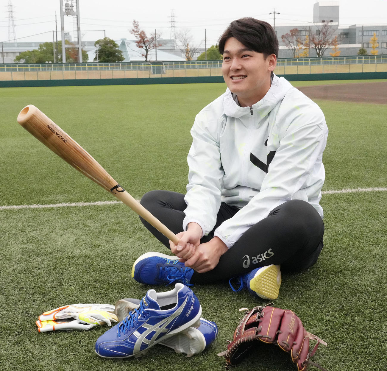 用具提供を受けるアシックス社の撮影に臨む石川昂（撮影・森本幸一）