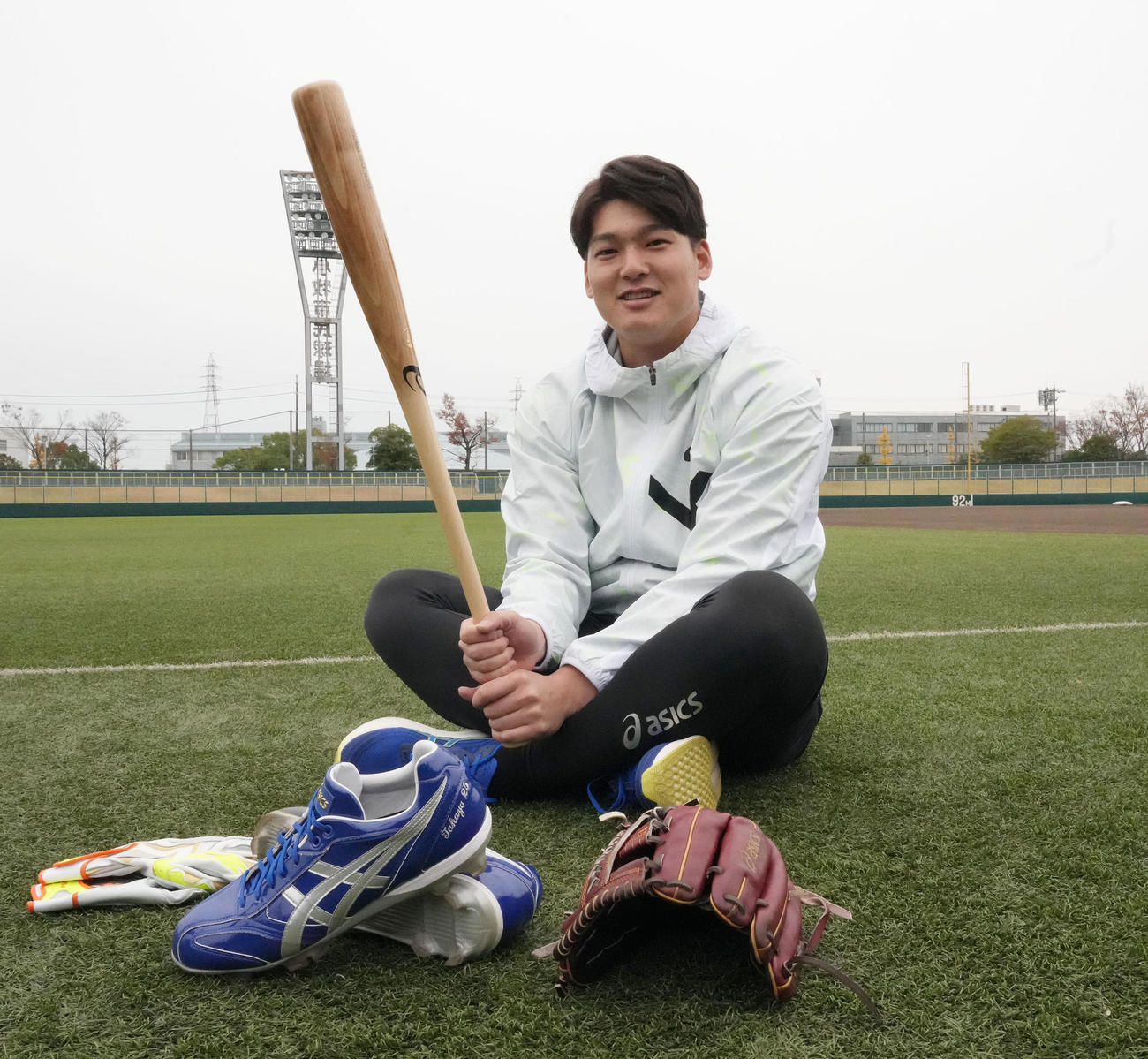 用具提供を受けるアシックス社の撮影に臨む石川昂（撮影・森本幸一）