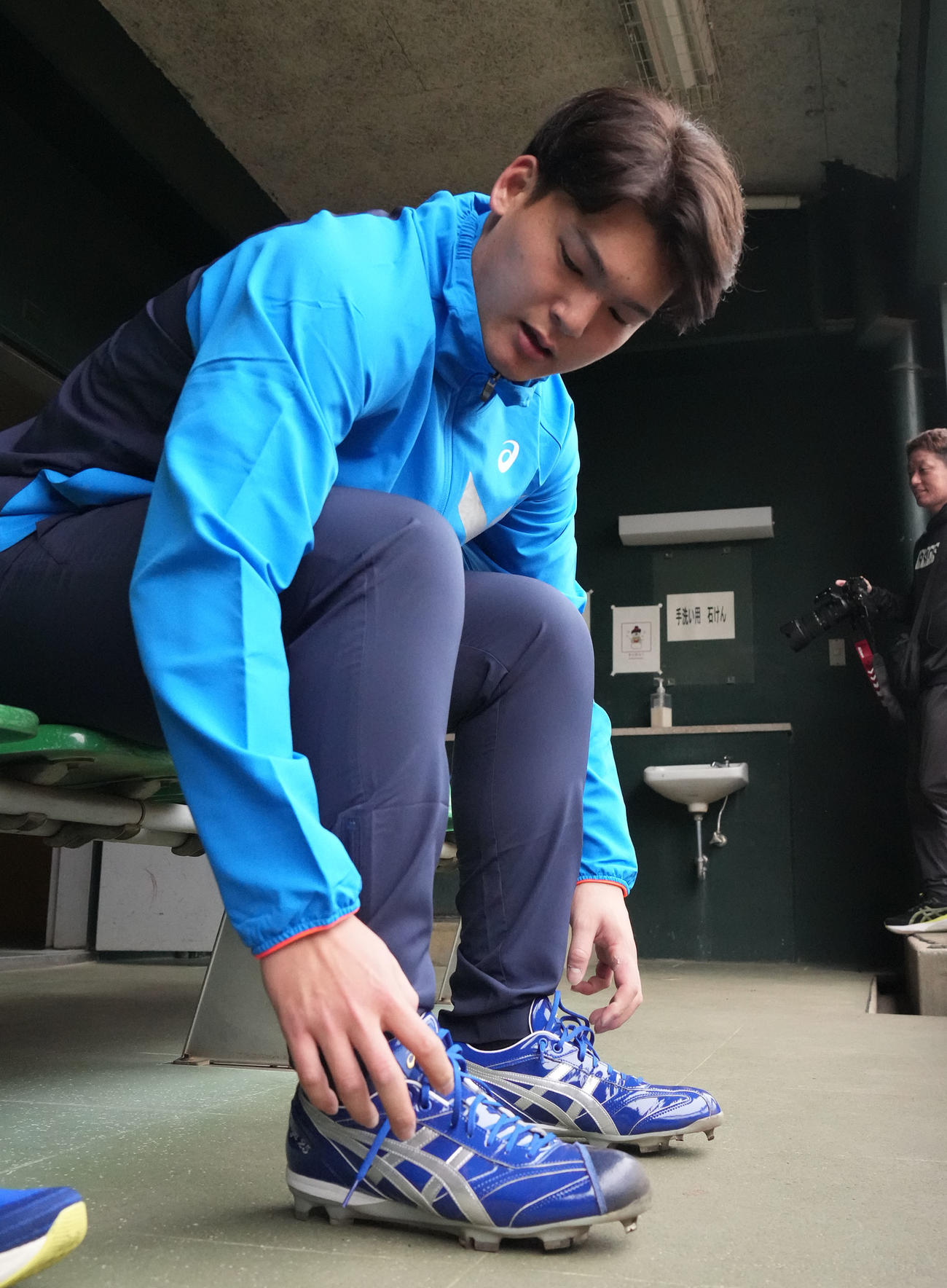 用具提供を受けるアシックス社の撮影に臨む石川昂（撮影・森本幸一）