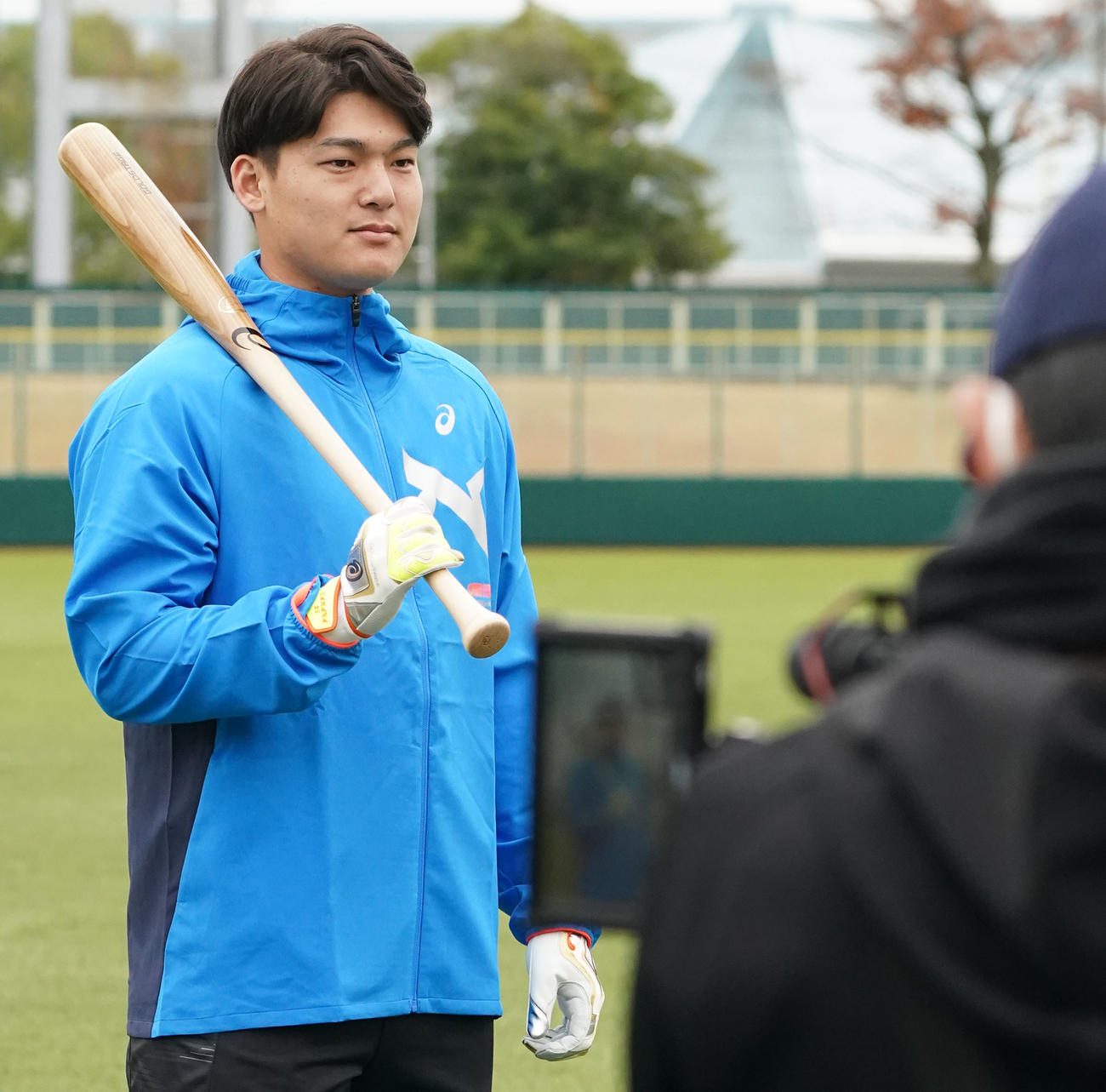 用具提供を受けるアシックス社の撮影に臨む石川昂（撮影・森本幸一）