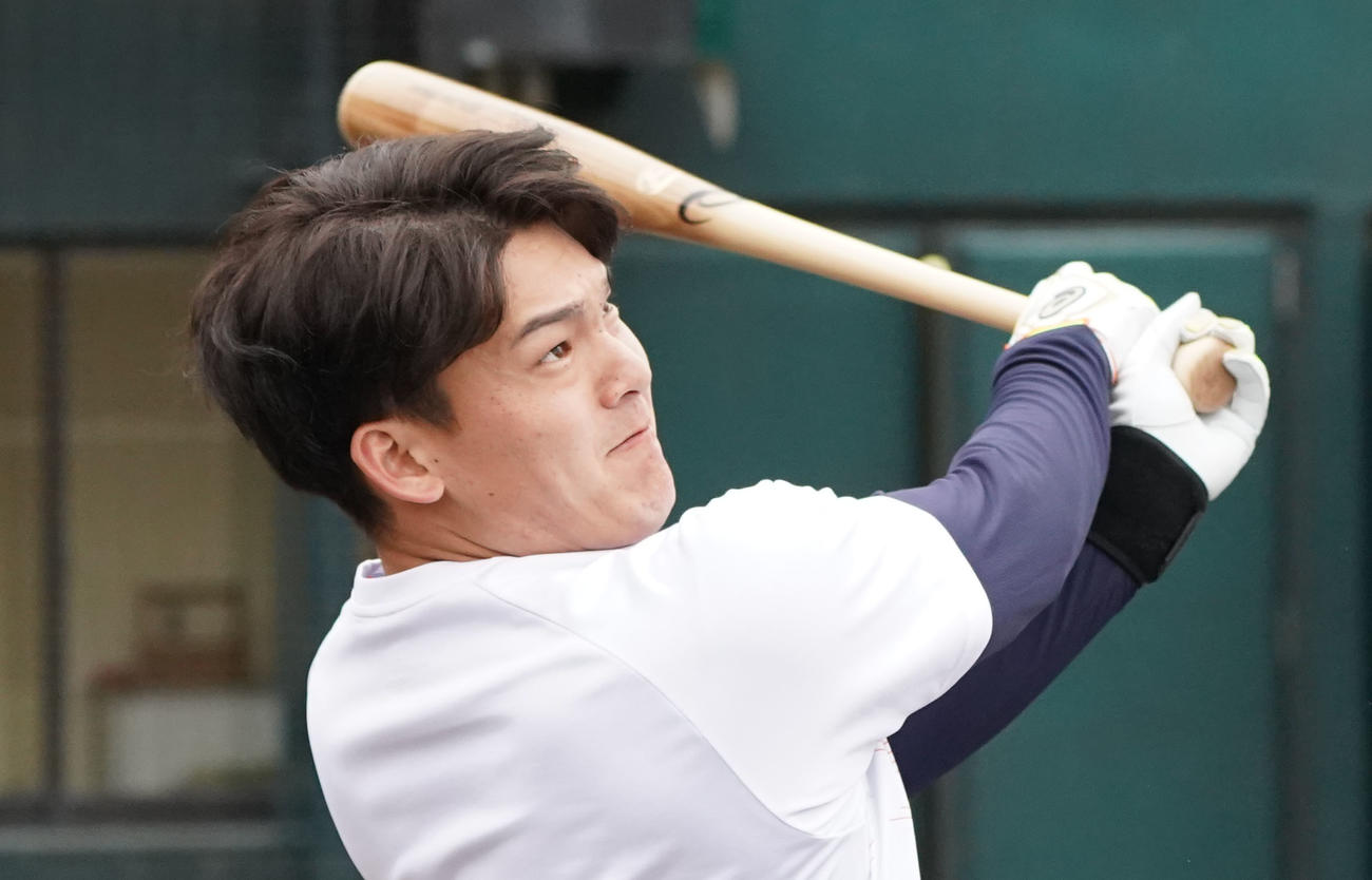 用具提供を受けるアシックス社の撮影に臨み打撃を披露する石川昂（撮影・森本幸一）