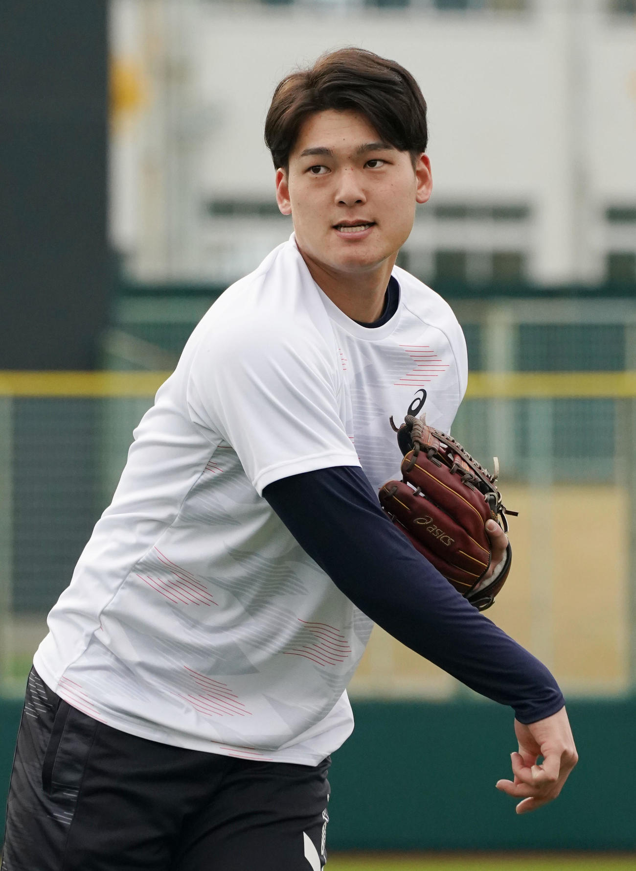 用具提供を受けるアシックス社の撮影に臨みキャッチボールをする石川昂（撮影・森本幸一）