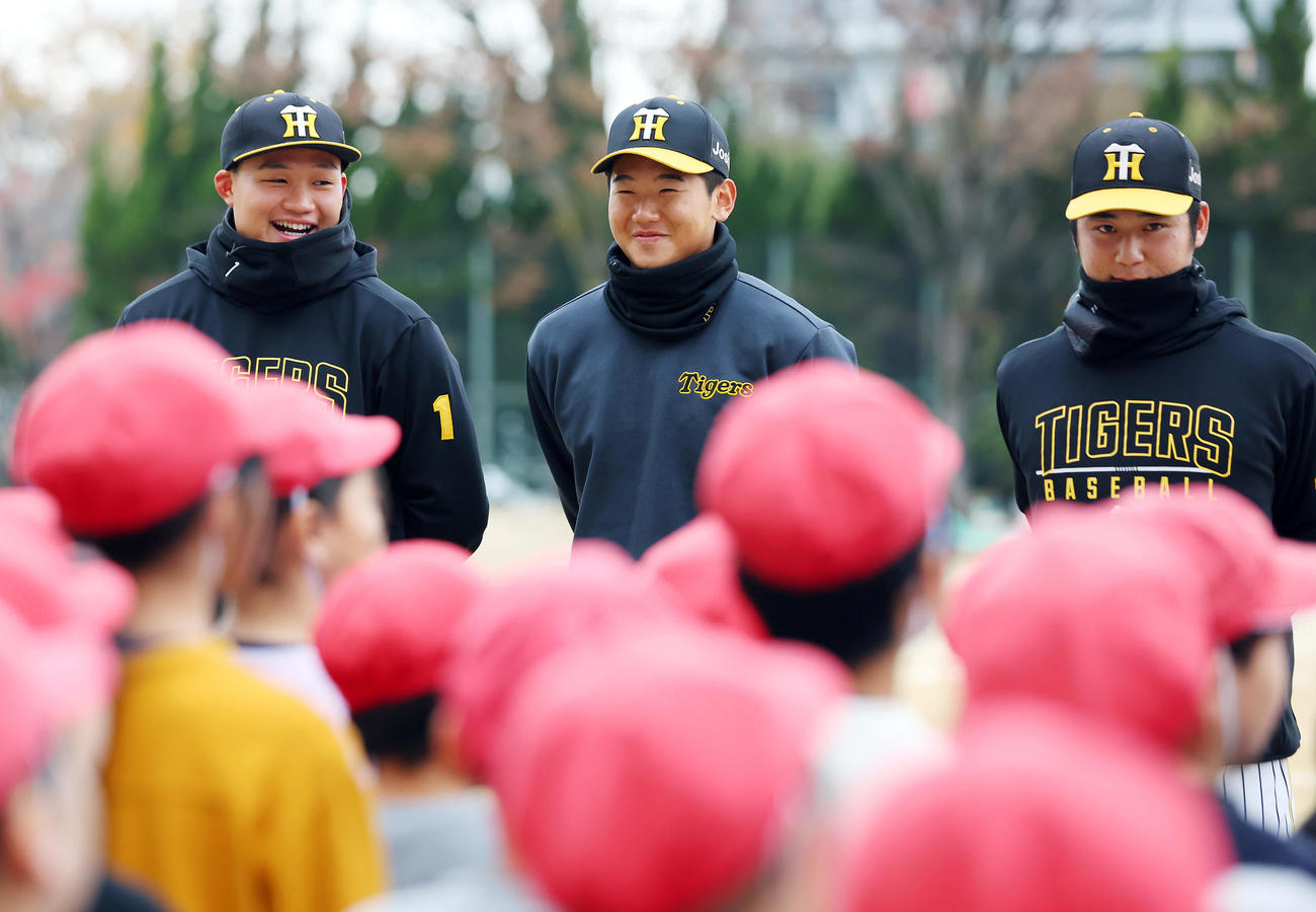 ゲストティーチャーで小学校を訪れ、生徒たちと交流する、左から阪神森下、門別、井坪（撮影・前田充）