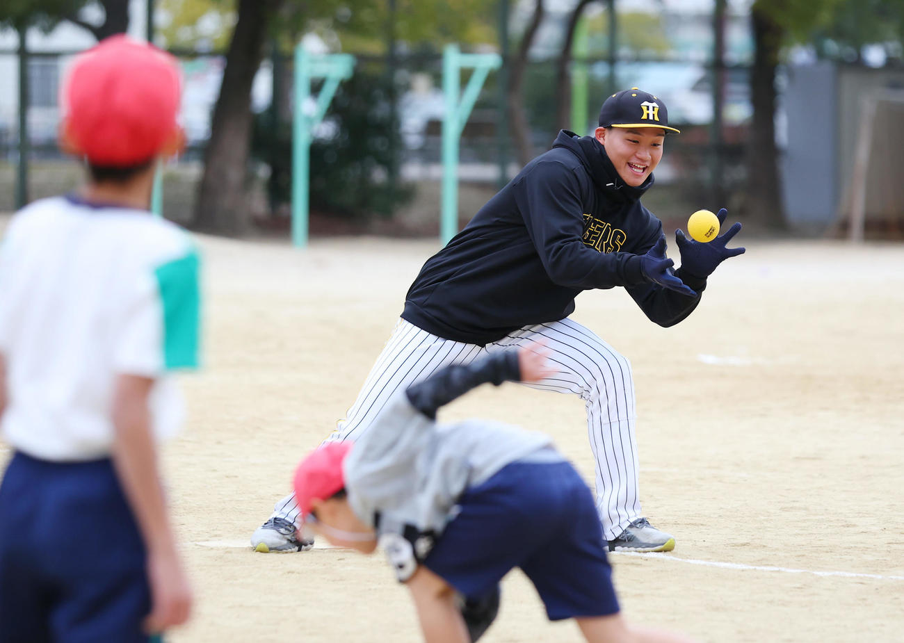 ゲストティーチャーで小学校を訪れ、生徒たちと交流する阪神森下（中央）（撮影・前田充）