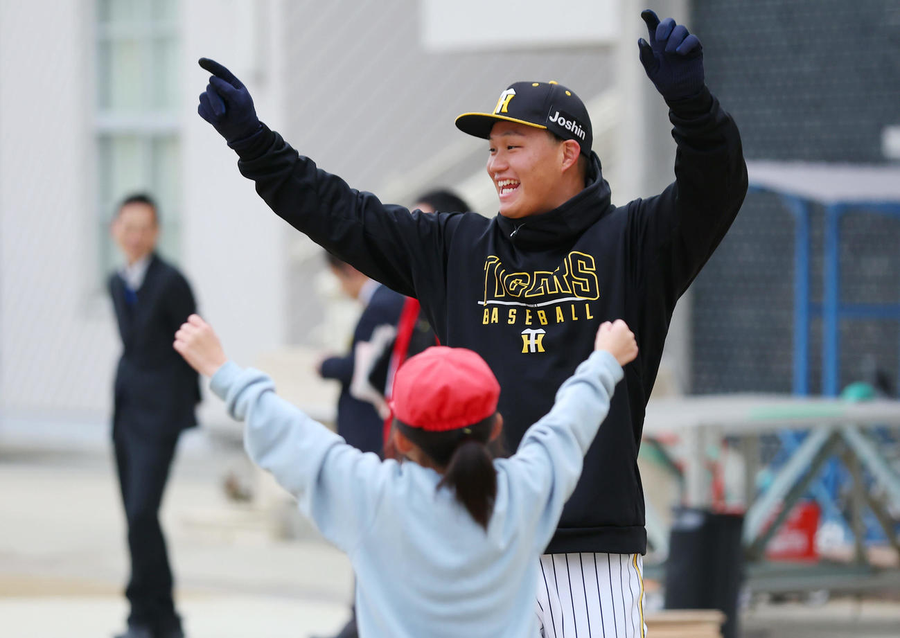 ゲストティーチャーで小学校を訪れ、生徒たちと交流する阪神森下（撮影・前田充）