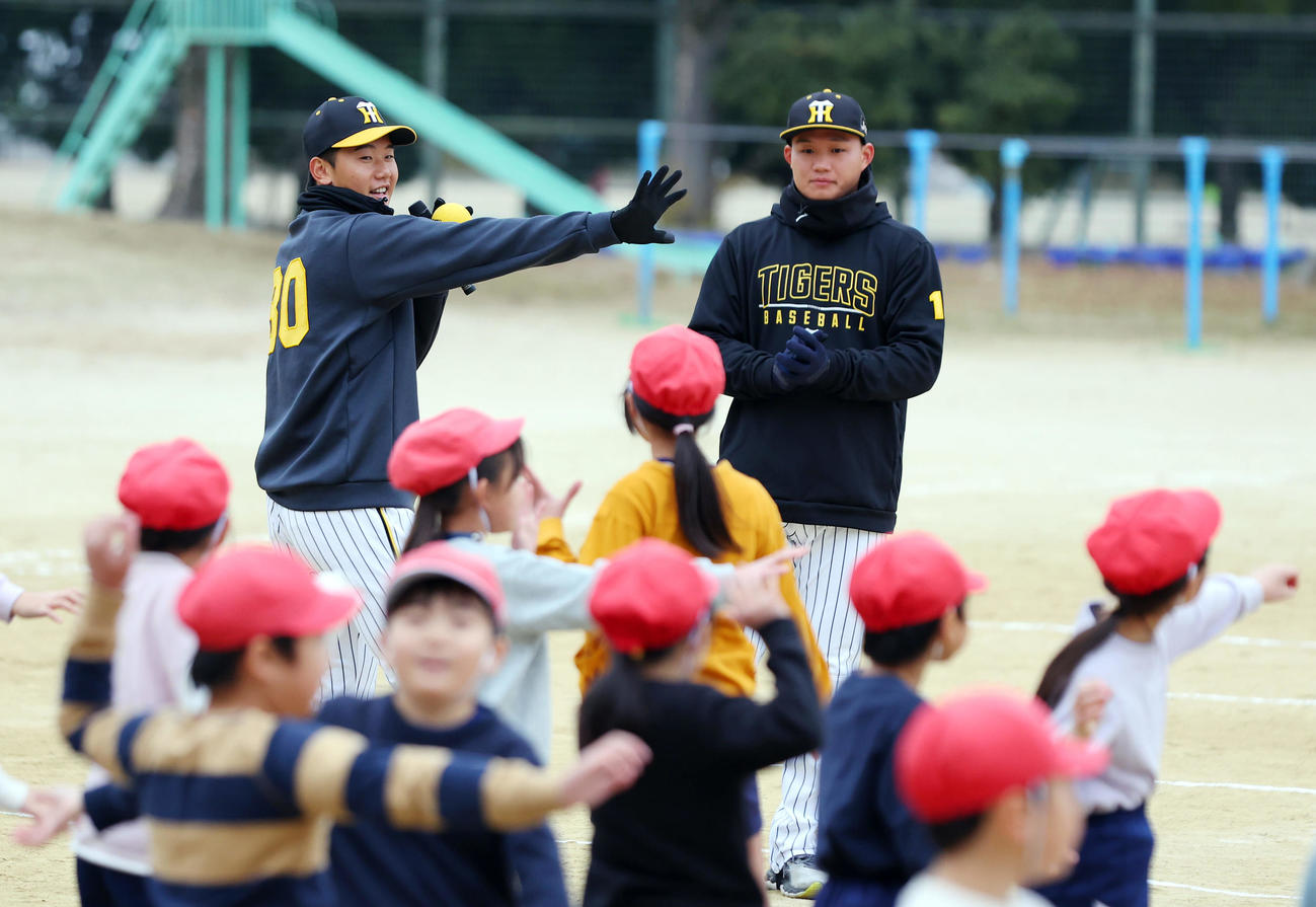 ゲストティーチャーで小学校を訪れ、生徒たちと交流する阪神門別（左）と森下（撮影・前田充）