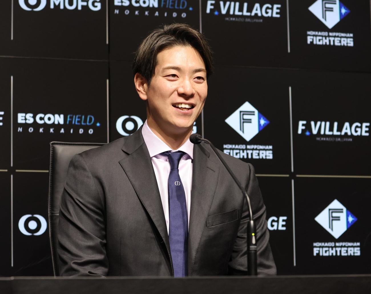 契約更改を終え記者会見する日本ハム松本剛（撮影・黒川智章）
