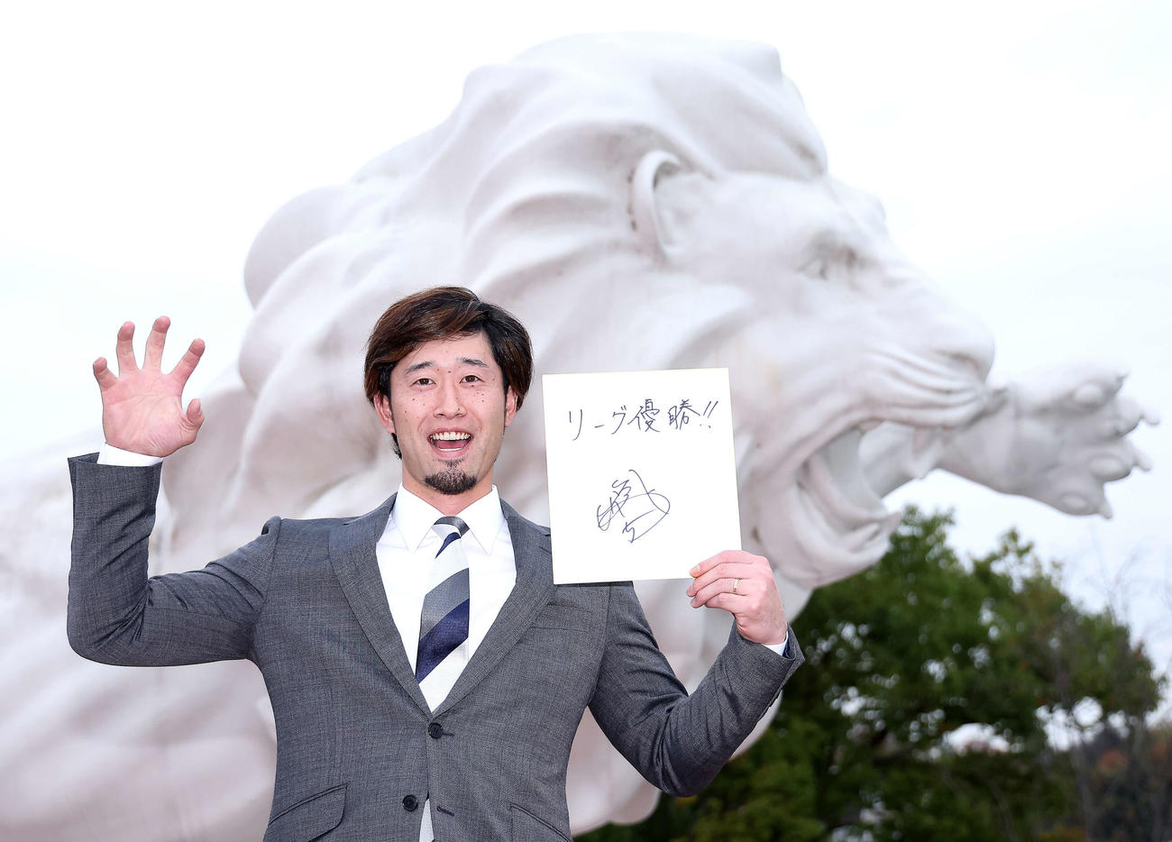 契約更改を終え、来季の目標「リーグ優勝！！」を掲げながらポーズを決め写真に納まる新選手会長を務める西武外崎（撮影・河田真司）