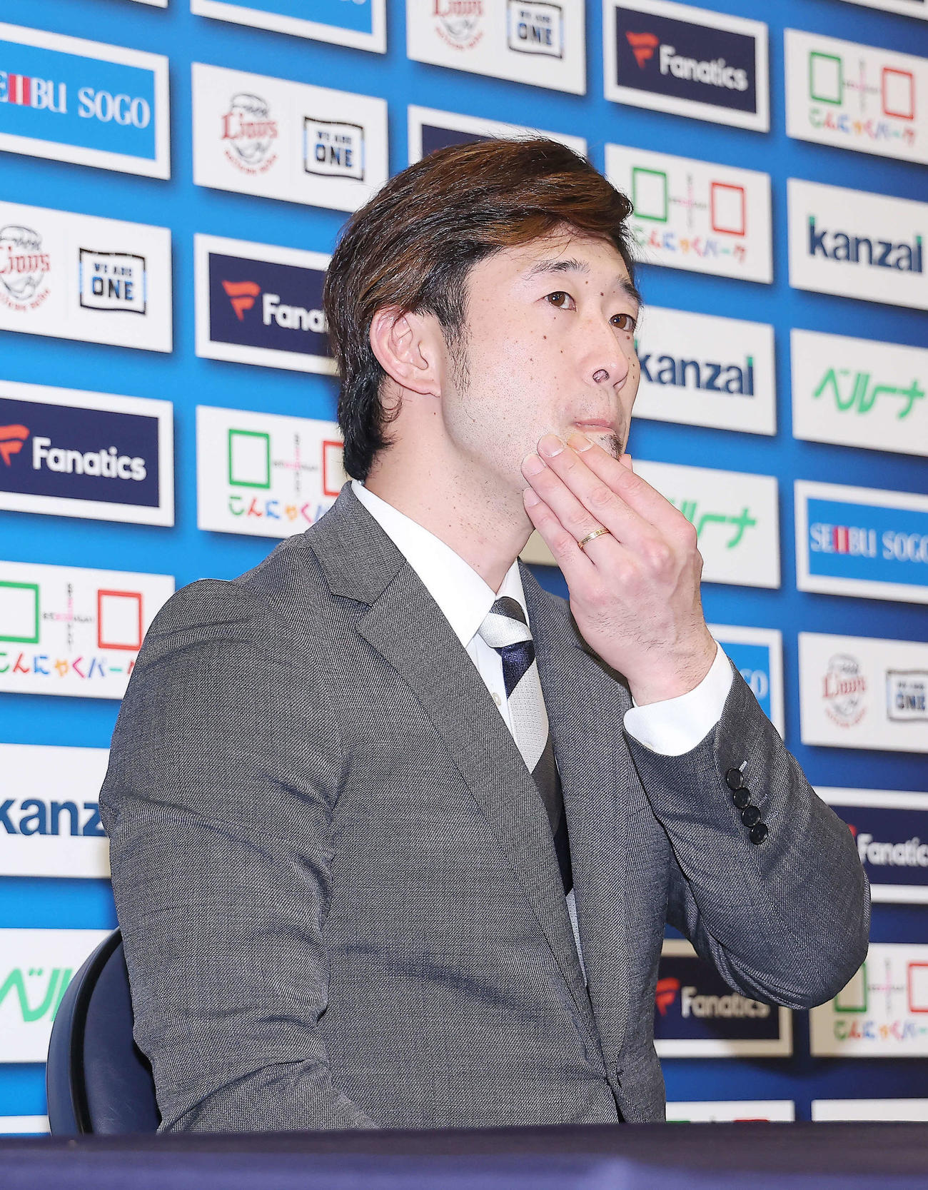 契約更改を終え会見に臨む西武外崎（撮影・河田真司）