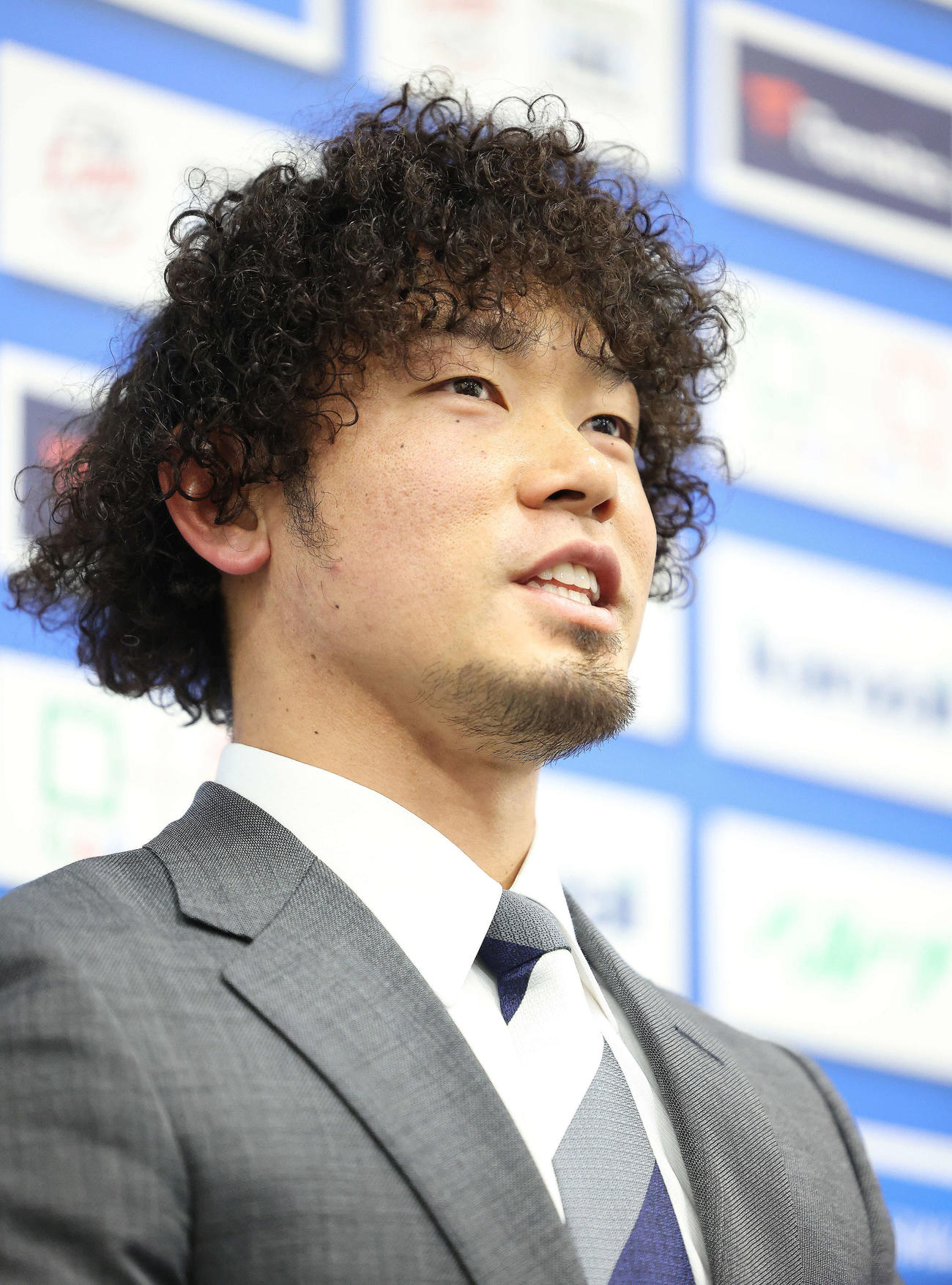 契約更改を終え、会見に臨む西武田村（撮影・河田真司）