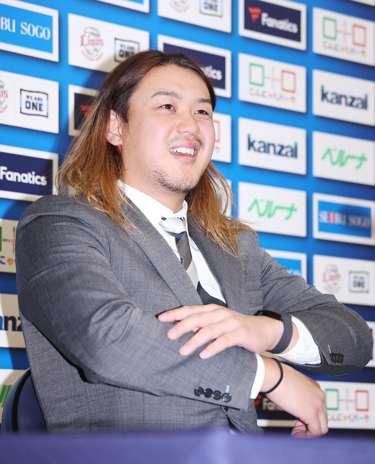 契約更改を終え会見で笑顔を見せる西武高橋（撮影・河田真司）