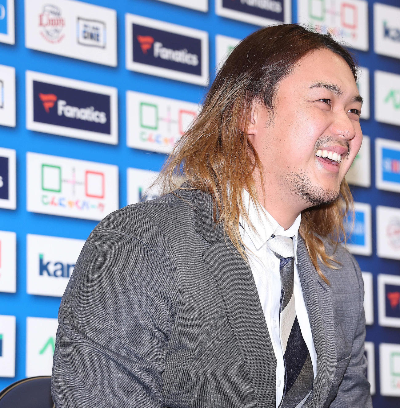 契約更改を終え会見で笑顔を見せる西武高橋（撮影・河田真司）