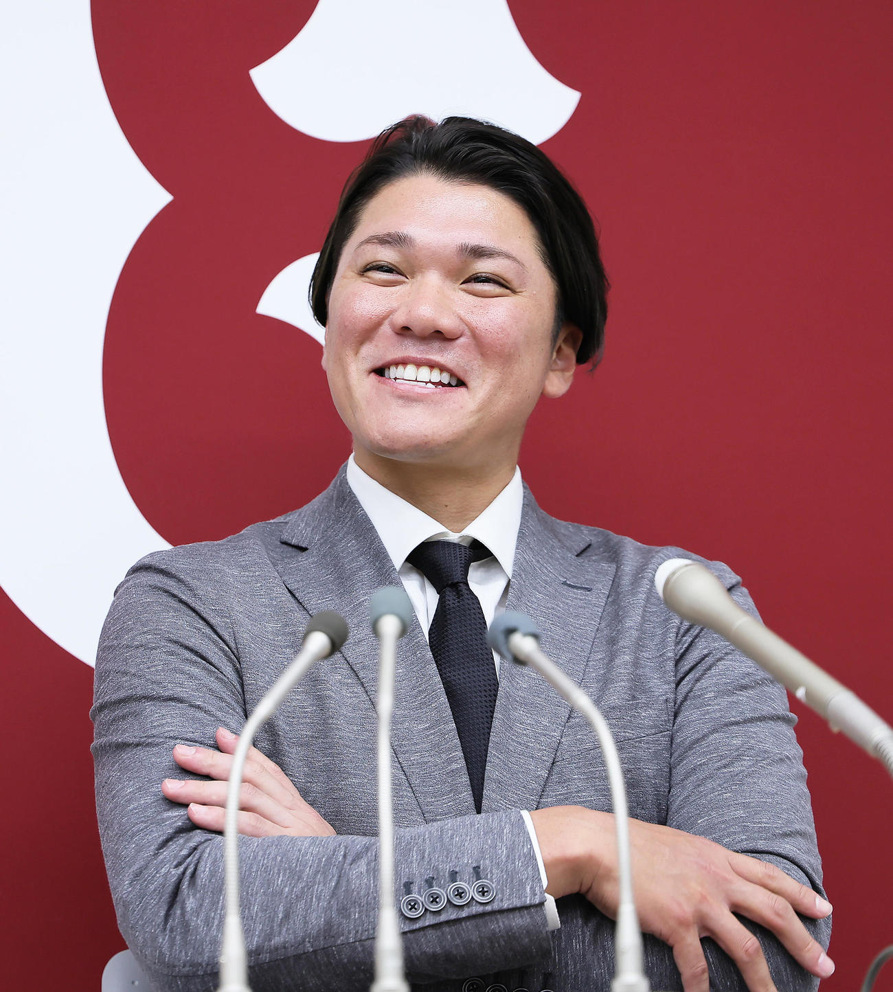 契約更改を終え、会見で笑顔を見せる巨人坂本（撮影・足立雅史）