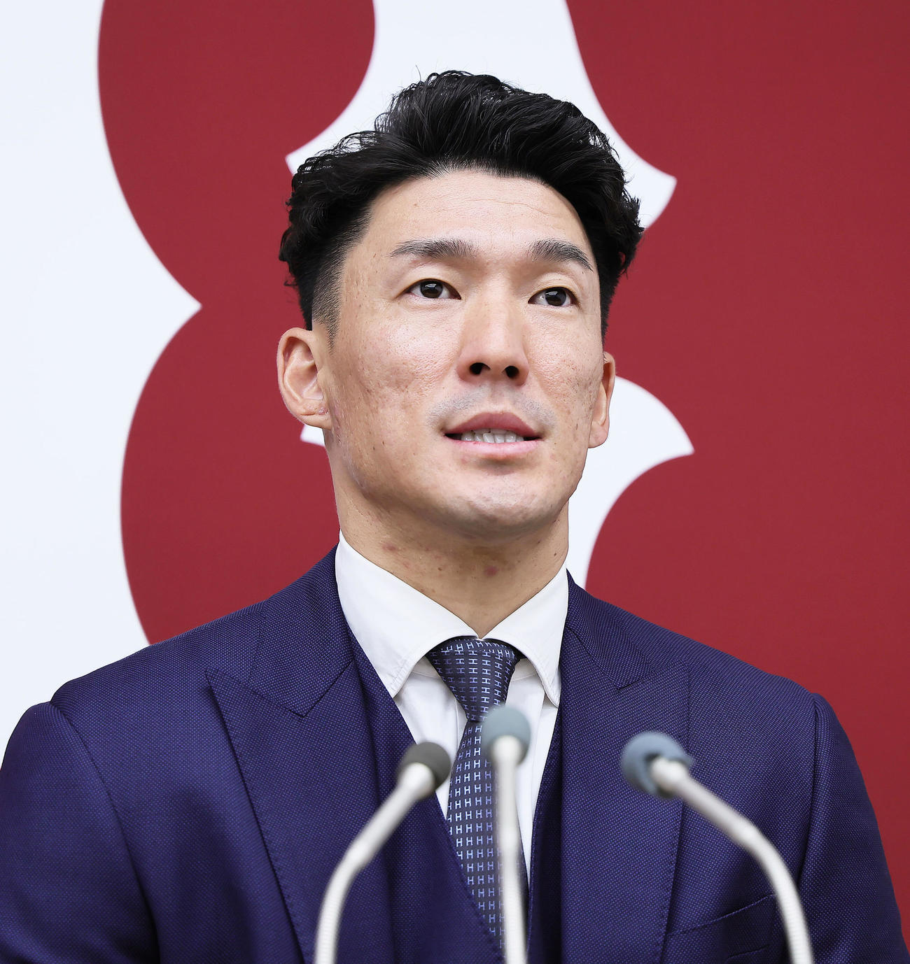 契約更改を終え、会見に臨む巨人梶谷（撮影・足立雅史）