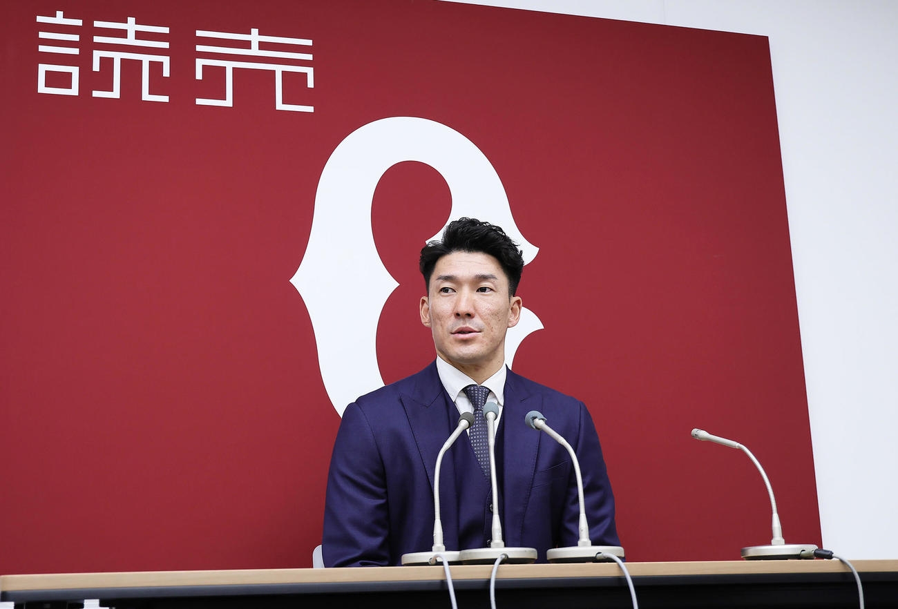 契約更改を終え、会見に臨む巨人梶谷（撮影・足立雅史）