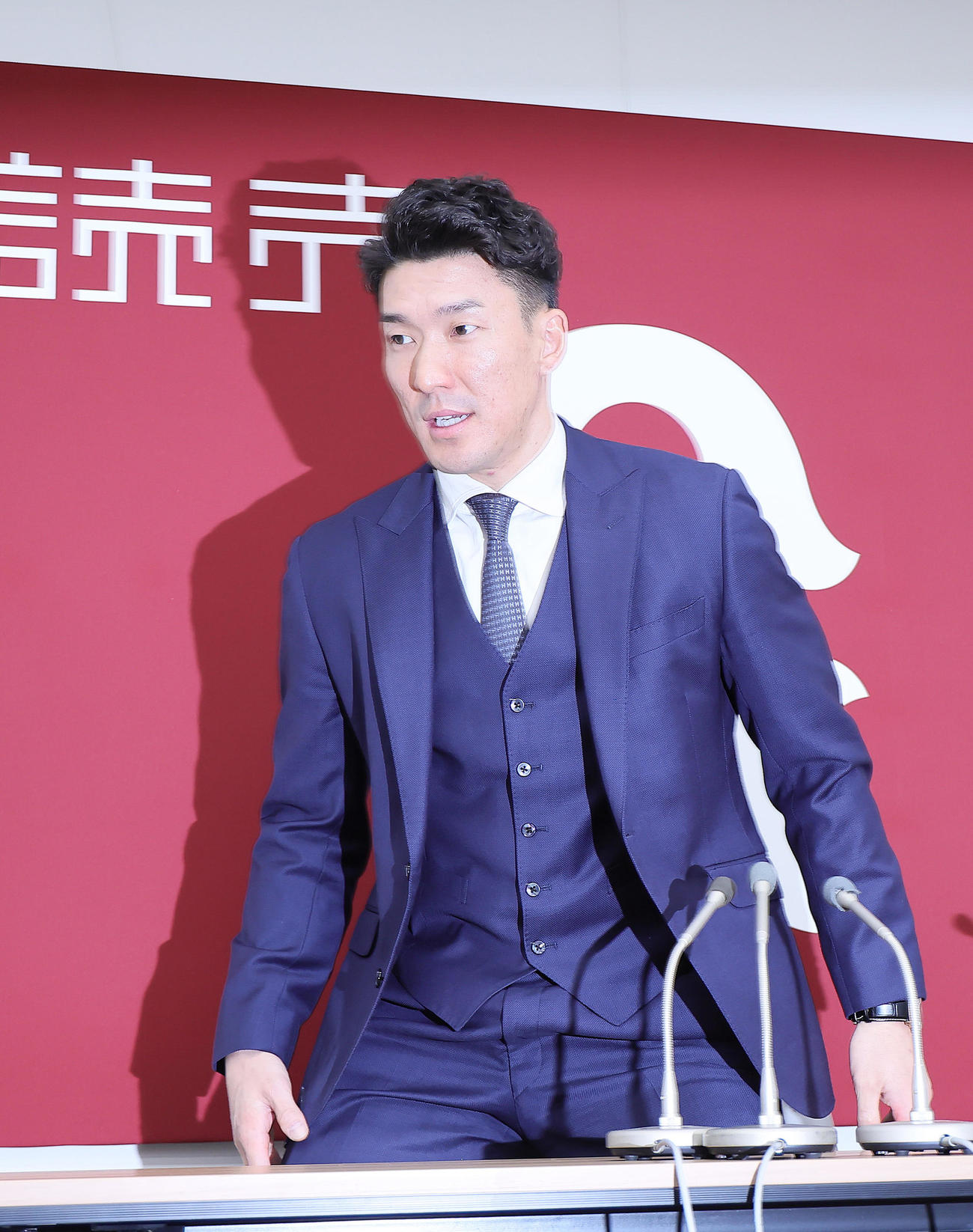 契約更改後の会見を終え、引き揚げる巨人梶谷（撮影・足立雅史）